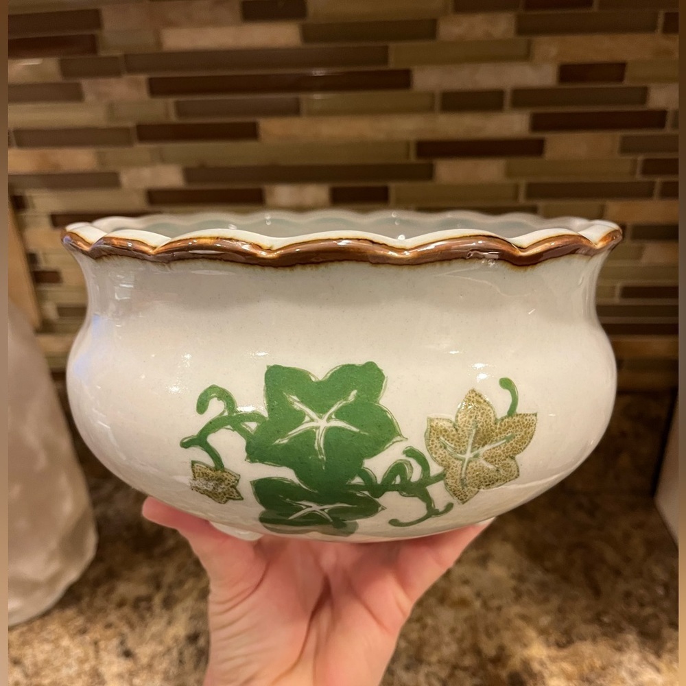 Vintage AAA Imports Planter with Ivy Design approx 7.5” wide 4” height - Picture 3 of 11